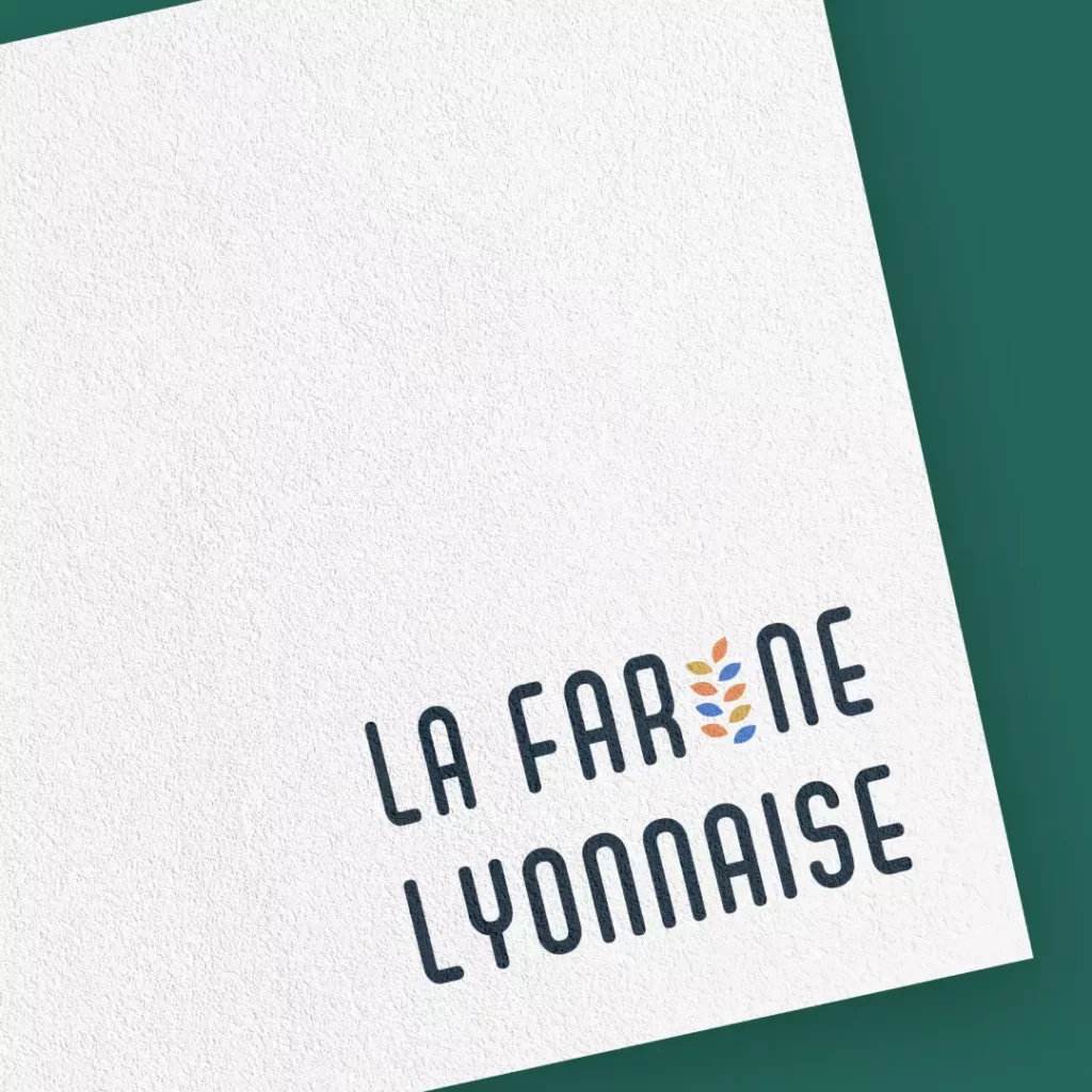 Logo fictif de La Farine Lyonnaise. Logo typographique, le I de "Farine" est remplacé par l'icône de la marque, un épie de blé de couleurs corail, jaune et bleu/